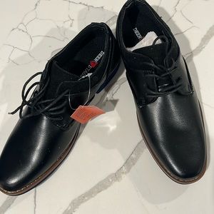 New Deer Stags Boy Shoes 4.5 Size in Black Lace and blue bottom sole